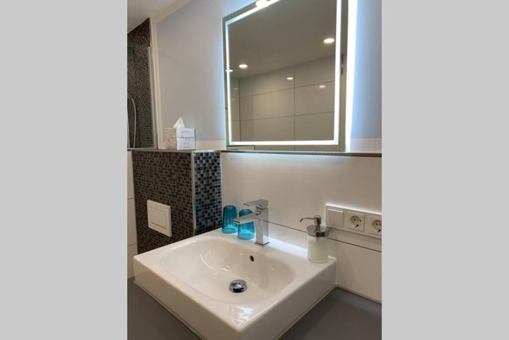 Modern Renovated Apartment Suited For Business Consultants - In Close Distance To Dt, Dhl And Un Campus - Reserved Parking Βόννη Εξωτερικό φωτογραφία